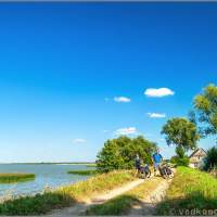 Велодорожка на дамбе вдоль Куршского залива по Калининградской Голландии