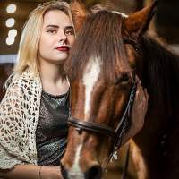 в черном платье Фотосессия с лошадьми Калининград
