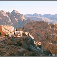 Гора Моисея - тропа с туристами