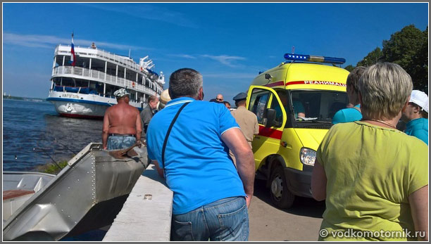 Лодка Казанка после столкновения с пирсом