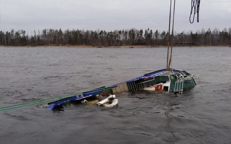 Финском заливе у Канонерского острова перевернулся прогулочный катер