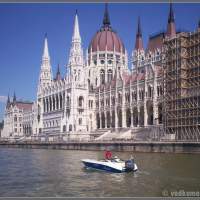 На катере возле здания парламента 2. Венгрия, Будапешт, Дунай.