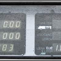 Ценник на бензин. Словения, г.Изола, Izola