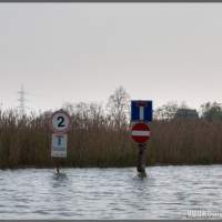 Италия, переход в Венецию. Знаки водные в канале