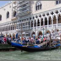 Швартовка у дворца Дожей - гондолы. Италия, на катере по Венеции.