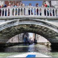 Заходим в узкий канал делать пробку. Италия, на катере по Венеции.