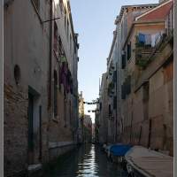 Узкие улицы на катере. Италия, на катере по Венеции.