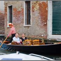 Гондольер справа по борту нашего катера. Италия, на катере по Венеции.