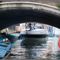 Под низкими мостами. Италия, на катере по Венеции.