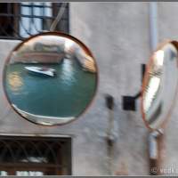 Зеркало кругового обзора на перекрестке. Италия, на катере по Венеции.