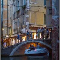 Проходим под низким мостом. Италия, на катере по Венеции.