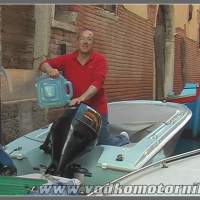 Местный водкомоторник моет всой мотор. Италия, на катере по Венеции.