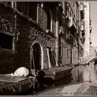 По старым каналам старого города. Италия, на катере по Венеции.