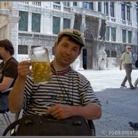 Местное пиво. Италия, на катере по Венеции.