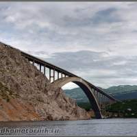 Мост на материк - вид с катера. Хорватия, остров Крк  на катере