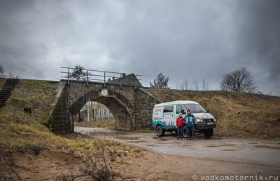 Экипаж Соболя 4х4 около Железнодорожного моста в Краснолесье