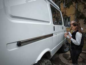 Брендирование авто в Калининграде – рекламщики осматривают Соболь 4х4