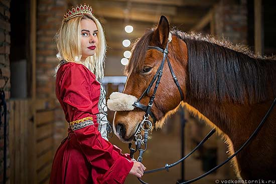Фотосессия с лошадьми Калининград средневековая королева