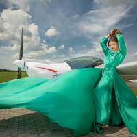 белый самолет и небо Бирюзовое платье девушка самолет