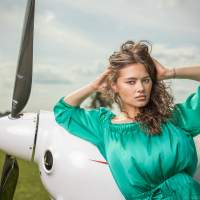  Бирюзовое платье девушка самолет