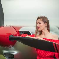   Красное платье девушка самолет