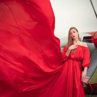   Красное платье девушка самолет