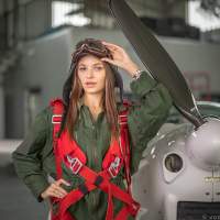 Девушка - механик на фоне самолета