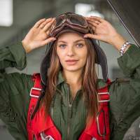 Девушка - механик на фоне самолета