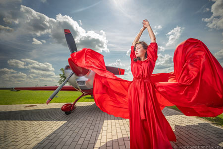 Летящее красное летящее платье с самолетом в Калининграде